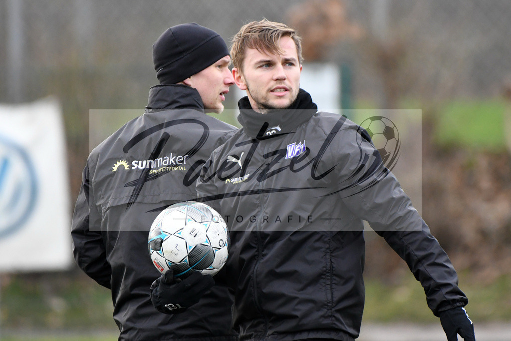 20200131_TRAOSN_0141 | Fußball, Herren: David Blacha (VfL Osnabrueck) schaut waehrend der Trainingseinheit des VfL Osnabrueck im Sportpark Illoshoehe am 31.01.2020 in Osnabrueck, Deutschland. - Realisiert mit Pictrs.com