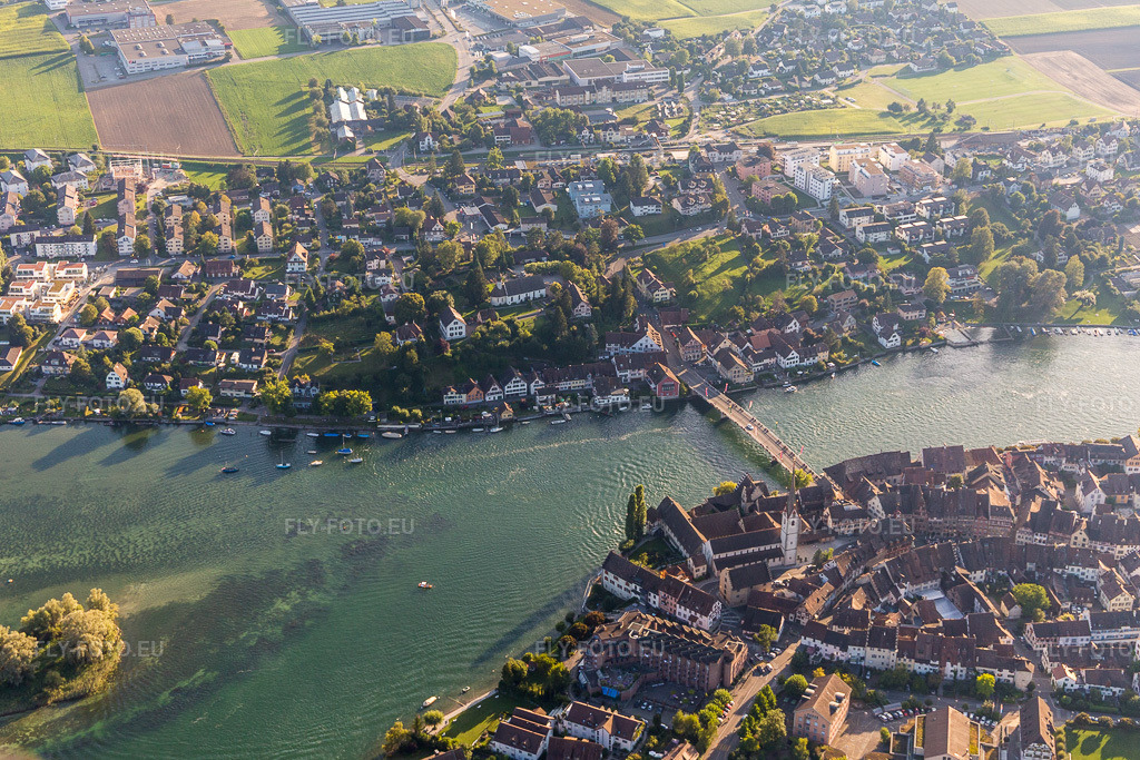 Vue aérienne: Fleuve - Ouvrage de pont sur le Rhin à Stein am Rhein dans le département Schaffhouse, Suisse. Photo: IMG_094319.jpg prise le 27/08/2016 par Werner Riehm/FLY-FOTO.eu – Résolution de l'original: 5115 x 3410 px