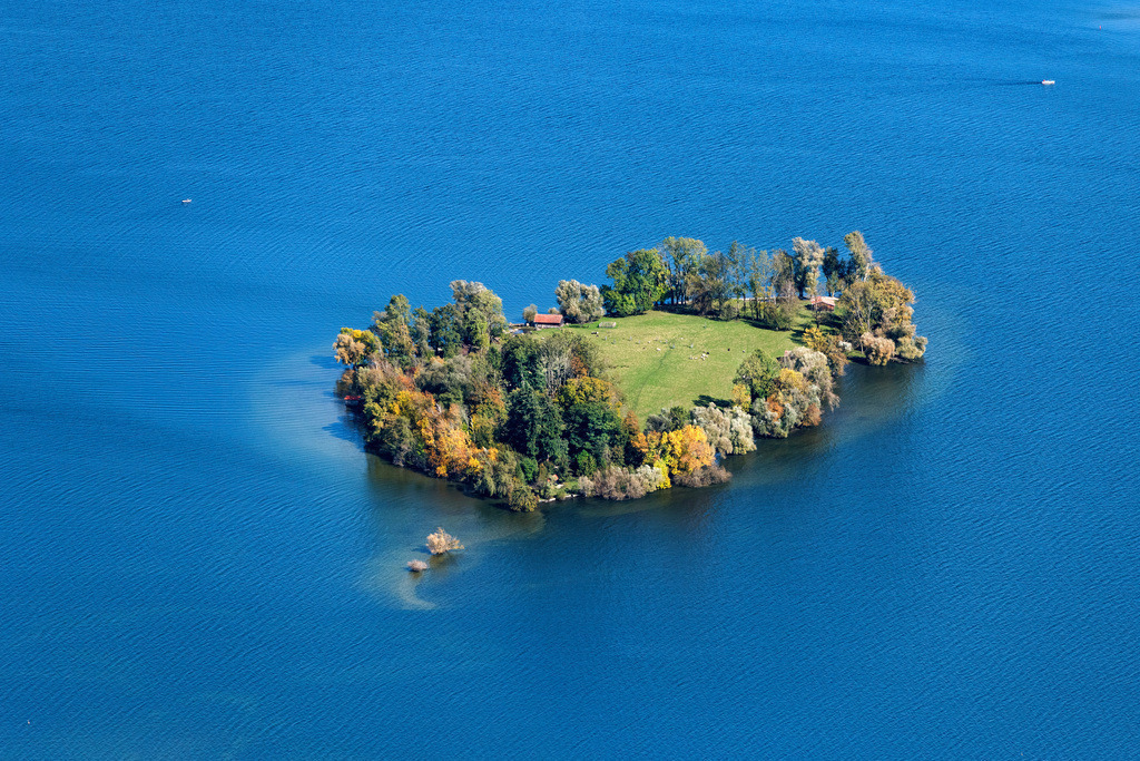dr__0055642.jpg | CHIEMSEE 07.10.2024 Krautinsel im Chiemsee im Landkreis Rosenheim im Bundesland Bayern. // Lake Island Krautinsel on the Chiemsee in the state Bavaria. Foto: Daniel Reiter