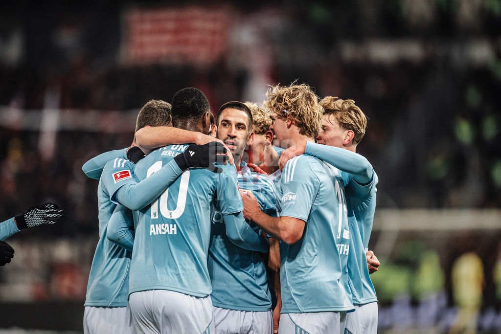 Fußball | Männer | Saison 2025/2026  | Fußball-Bundesliga | 11. Spieltag | FC St. Pauli vs. 1. FC Union Berlin | 23.11.2025 | Rani Khedira (#8, 1. FC Union Berlin) Mitte schießt ein Tor und jubelt mit dem Team