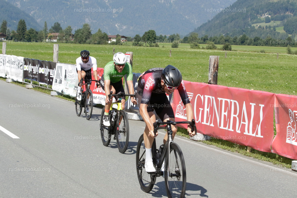 1158_20230817_Bewerb_Maenner_Muehlanger | AUT - OESTERREICH, 2023-08-16: SPORT RENNRAD-FAHREN - 55. INTERNATIONALER RADWELTPOKAL IN ST. JOHANN IN TIROL  - Vintage-Radrennen mit WM-Bronze-Medaillen-Siegerin Christina Schweinberger, den Teilnehmer und Alexander Baumann (vom Orginastions-Team) - TAG 2 BEWERB MAENNER IN SECHS GRUPPEN  ; Foto: Roland Muehlanger