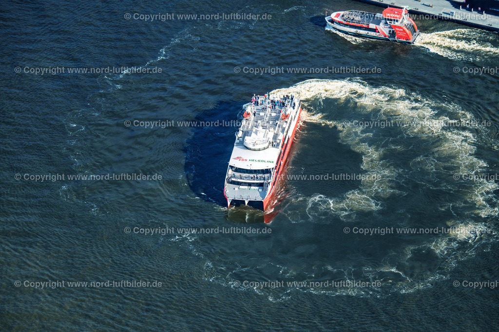 Hamburg_Halunder_Jet_Vor_Den_Landungsbrücken_ELS_4957260422 | HAMBURG 26.04.2022 Fahrt eines Fähr- Schiffes " Katamaran Halunder Jet der FRS Reederei" in Hamburg vor den Landungsbrücken im Bundesland Niedersachsen, Deutschland. // Travel of a ferry ship "Katamaran Halunder Jet der FRS Reederei" in Hamburg in front of the Landungsbruecken in the state Lower Saxony, Germany. Foto: Martin Elsen