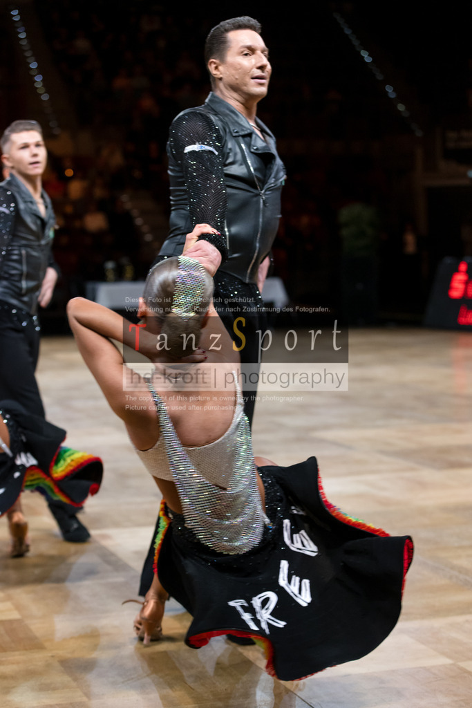 20241109_DM-Formationen_Vorrunde_0968 | Tanzsportbilder, Standardtanz, Lateintanz, WDSF, DTV, LTVB, dancecomp, goc, hessen tanzt, blaues band der spree, walzer, tango, wiener walzer, slowfox, quickstepp, samba, rumba, cha-cha-cha, paso doble. jive, hd-kroft photography, turniertanzsport