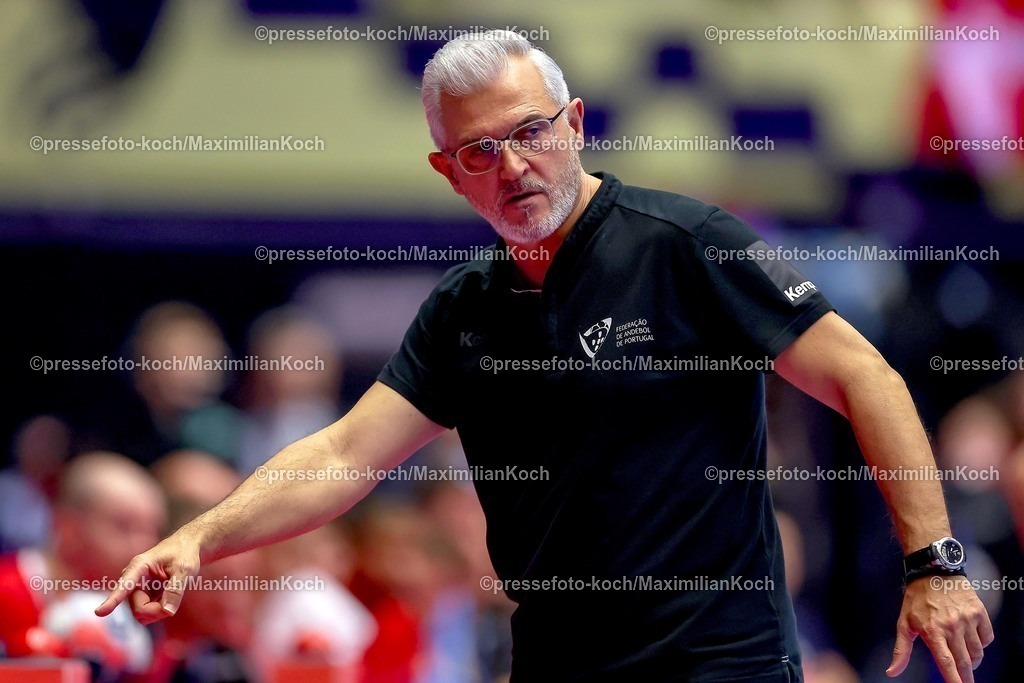 EHF20012602084 | 20.01.2026, Handball, Men's EHF EURO 2026, Dänemark - Portugal, Jyske Bank Boxen in Herning, Dänemark, Preliminary Round:  Headcoach Paulo Jorge Moura Pereira (Portugal #hc) gestikulierend am Spielfeldrand  