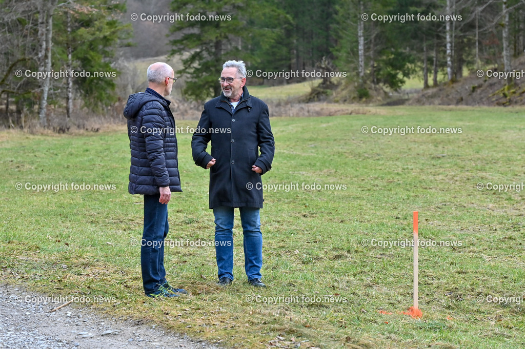 Molln_ 17.01.2023-13 | 17.01.2023, Molln, AUT, Erdgasbohrung, im Bild Franz Maier (Praesident Umwelt Dachverband), Andreas Rußmann (SP, Bgm.) bei der Brunnenmarkierung