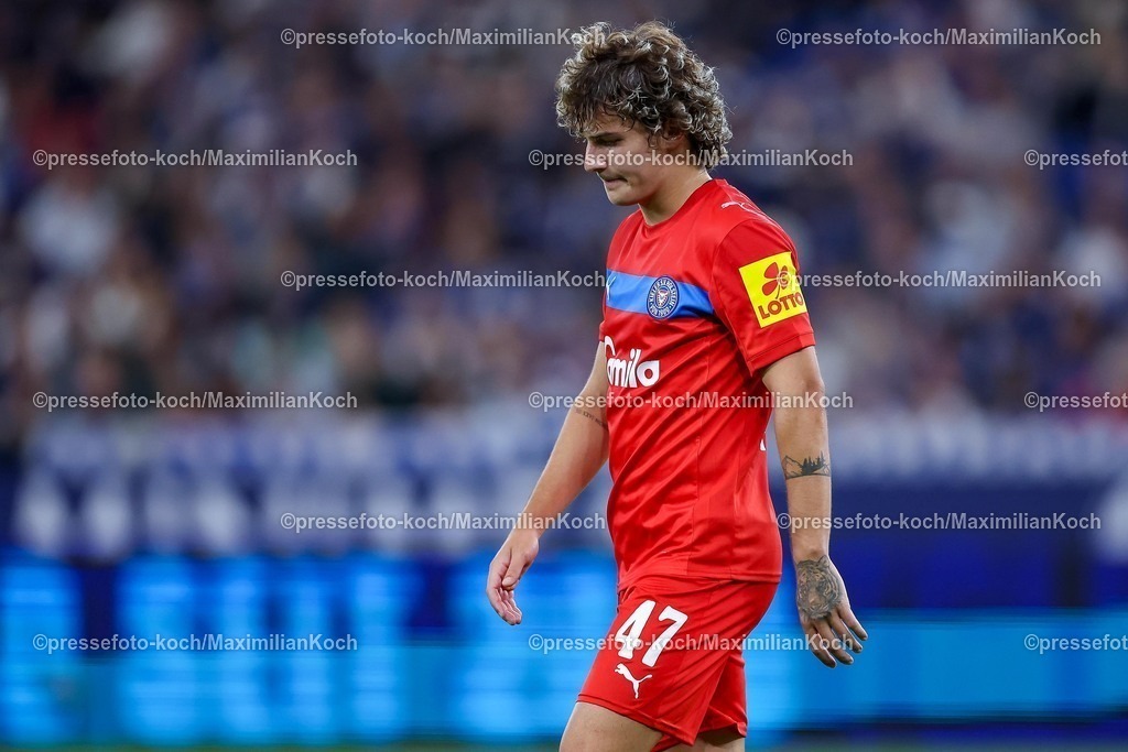 S0413092501163 | 13.09.2025, Fußball, FC Schalke 04 - Holstein Kiel, 5.Spieltag, 2. Fußball Bundesliga, Veltins-Arena Gelsenkirchen, Saison 2025 2026: John Tolkin (Holstein Kiel #47) DFB regulations prohibit any use of photographs as image sequences and or quasi-video.