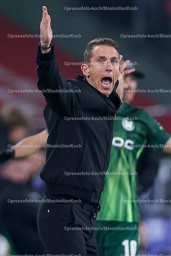 BMG13122502158 | 13.12.2025, Fußball, Borussia Mönchengladbach - VfL Wolfsburg, 1. Fußball Bundesliga, 14.Spieltag, Borussia-Park, Saison 2025 2026: Interimstrainer Daniel Bauer (VfL Wolfsburg #hc) wild gestikulierend am Spielfeldrand  DFB regulations prohibit any use of photographs as image sequences and or quasi-video.