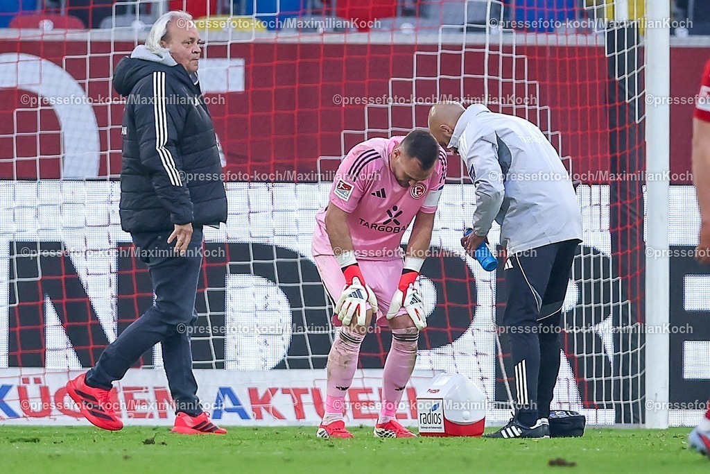 F9524042601077 | 24.04.2026, Fußball, Fortuna Düsseldorf - SC Dynamo Dresden, 2. Fußball Bundesliga, Herren, Merkur Spiel-Arena, 31. Spieltag, Saison 2025 2026: Christoph Daferner (Dynamo Dresden #33) muss medizinisch versorgt werden  DFB regulations prohibit any use of photographs as image sequences and or quasi-video.