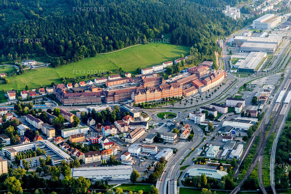 Gebäude und Produktionshallen auf dem Werksgelände des Pharmaproduzenten B. Braun Vet Care GmbH | Luftbild: Gebäude und Produktionshallen auf dem Werksgelände des Pharmaproduzenten B. Braun Vet Care GmbH in Tuttlingen im Bundesland Baden-Württemberg in Deutschland. Foto: IMG_102741.jpg vom 25.08.2017 durch Werner Riehm/FLY-FOTO.de - Realisiert mit Pictrs.com