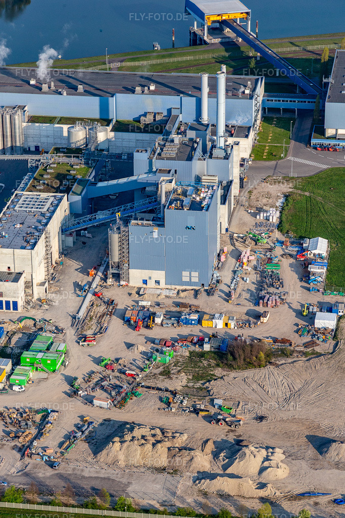 Luftbild: Neubau des Gas- Wasserstoff- Kraftwerks der Papierfabrik Palm GmbH & Co. KG im Ortsteil Industriegebiet Wörth-Oberwald. in Wörth am Rhein im Bundesland Rheinland-Pfalz in Deutschland. Foto: IMG_126469.jpg vom 20.04.2021 durch Werner Riehm/FLY-FOTO.de