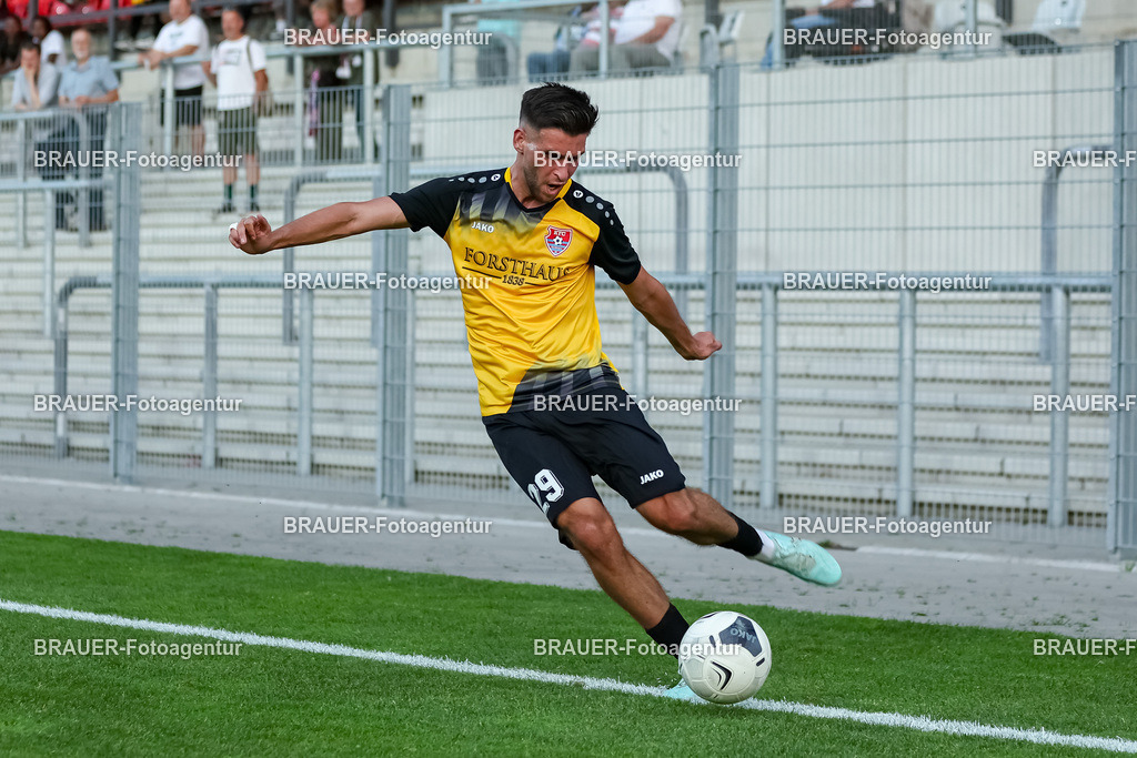 SB_KFCBAU_20250815_4169.JPG -  - KFC Uerdingen - SF Baumberg - Oberliga Niederrhein | Krefeld, Deutschland, 15.08.25: Mohammed Yasin Benslaiman Benktib (KFC Uerdingen) in Aktion, am Ball, Einzelaktion während des Oberliga Niederrhein Spiels zwischen KFC Uerdingen - SF Baumberg in der Grotenburg Stadion am 15. August 2025 in Krefeld, Deutschland. (Foto von Stefan Brauer/Brauer-Fotoagentur)