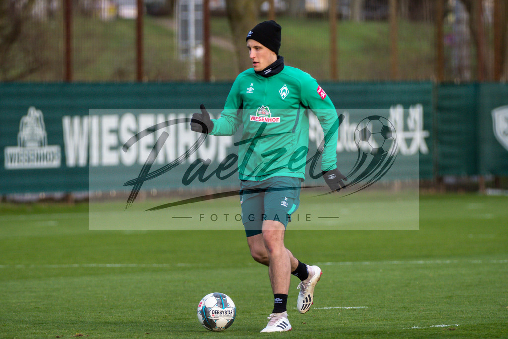 20200218_TRASVW_0039 | Fussball, Herren: Maximilian Eggestein (Werder Bremen) in Aktion, am Ball, Einzelaktion waehrend der Trainingseinheit des SV Werder Bremen auf dem wohninvest Weserstadion Trainingsplatz am 18.02.2020 in Bremen, Deutschland. - Realisiert mit Pictrs.com