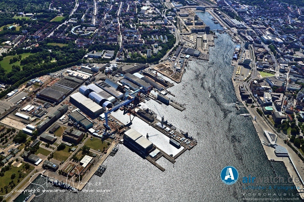 Luftbild Kiel Hafen - Die heutige Werftlandschaft | Die heutige Werftlandschaft ist durch hochspezialisierten Marineschiffbau und Luxusyachten geprägt:thyssenkrupp Marine Systems (tkMS): Als Nachfolger der HDW ist tkMS heute einer der weltweit führenden Anbieter für konventionelle U-Boote und Marineschiffe.