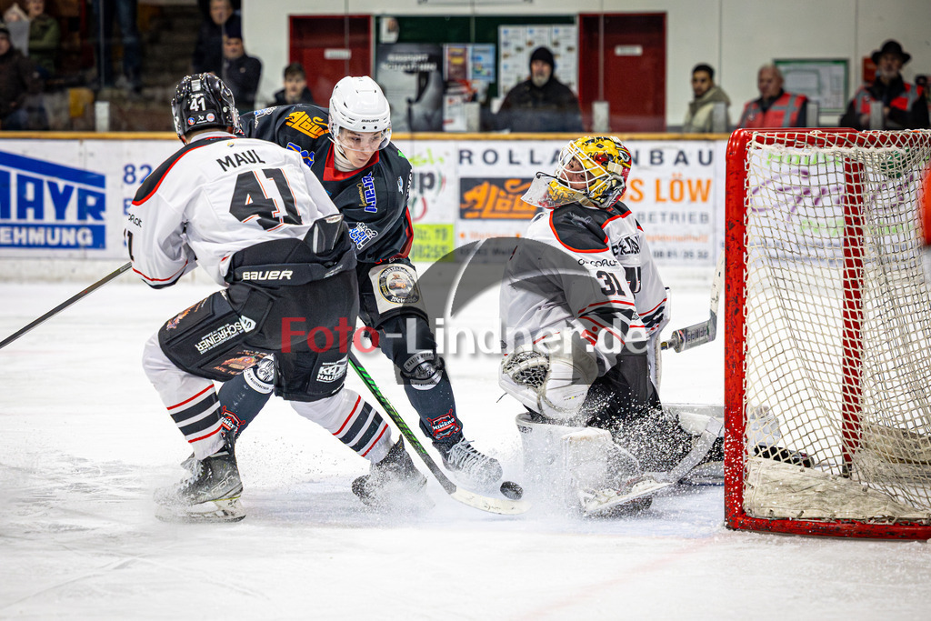 Peißenberg MINERS gegen EV Dingolfing ISAR RATS | Eishockey Bayernliga 2025/26 Vorrunde 28. Spieltag, Peißenberg MINERS gegen EV Dingolfing ISAR RATS, 20260118,Tor Filip KRIZ (MINERS 19),2026-01-18 in Peißenberg (flatbuy Arena Peißenberg), Sascha MAUL (Dingolfing 41), Filip KRIZ (MINERS 19), Christoph SCHEDLBAUER (Dingolfing Torwart 31)Copyright: WolfgangxLindner www.foto-lindner.de