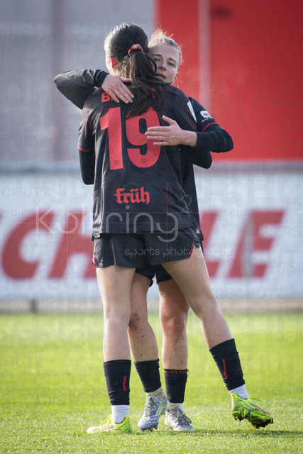 Frauen Fußball-Bundesliga; Bayer 04 Leverkusen - 1. FC Nürnberg, 31.01.2026 | Torjubel mit Kristin Kögel (Bayer 04 Leverkusen, 11): Loreen Bender (Bayer 04 Leverkusen, 19) trifft zum 3:0; Bayer 04 Leverkusen - 1. FC Nürnberg an Spieltag 16 der Google Pixel Frauen-Bundesliga am 31.01.2026 im Ulrich-Haberland-Stadion in Leverkusen (Nordrhein-Westfalen). DFL REGULATIONS PROHIBIT ANY USE OF PHOTOGRAPHS AS IMAGE SEQUENCES AND/OR QUASI-VIDEO.