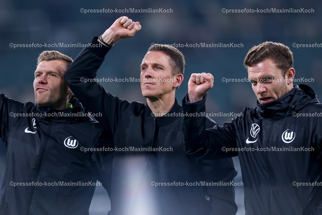 BMG13122502239 | 13.12.2025, Fußball, Borussia Mönchengladbach - VfL Wolfsburg, 1. Fußball Bundesliga, 14.Spieltag, Borussia-Park, Saison 2025 2026: Interimstrainer Daniel Bauer (VfL Wolfsburg #hc) gestikulierend auf dem Spielfeld  neben Tobias Holm (links Co-Trainer Wolfsburg) und Julian Klamt (rechts, Co-Trainer Wolfsburg)  DFB regulations prohibit any use of photographs as image sequences and or quasi-video.