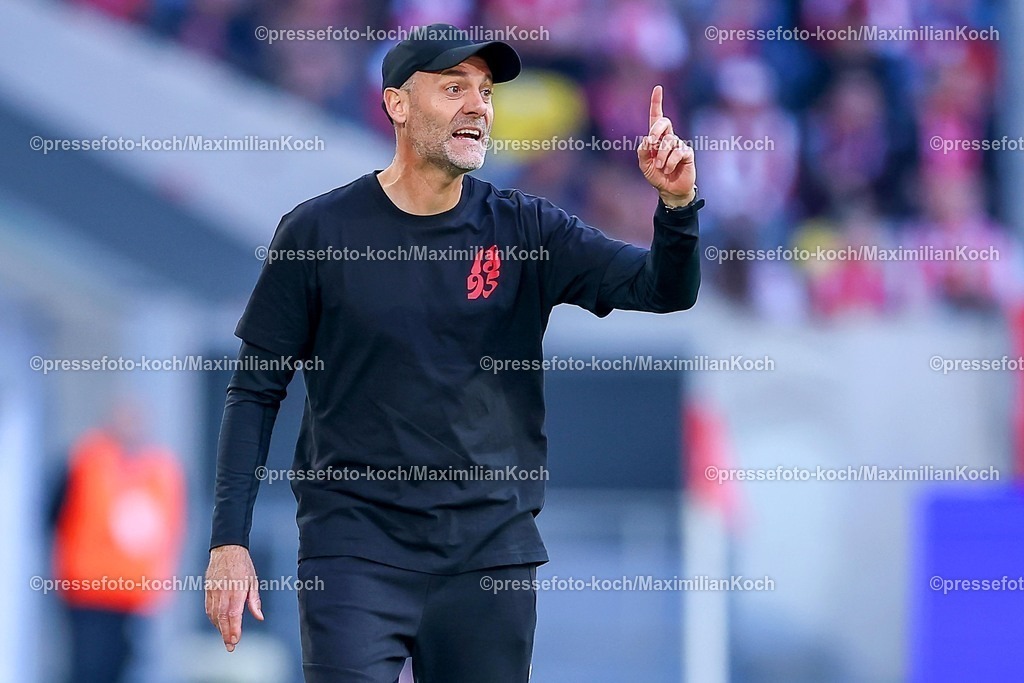 F9524042601045 | 24.04.2026, Fußball, Fortuna Düsseldorf - SC Dynamo Dresden, 2. Fußball Bundesliga, Herren, Merkur Spiel-Arena, 31. Spieltag, Saison 2025 2026: Cheftrainer Alexander Ende (Fortuna Düsseldorf) gestikulierend am Spielfeldrand   DFB regulations prohibit any use of photographs as image sequences and or quasi-video.