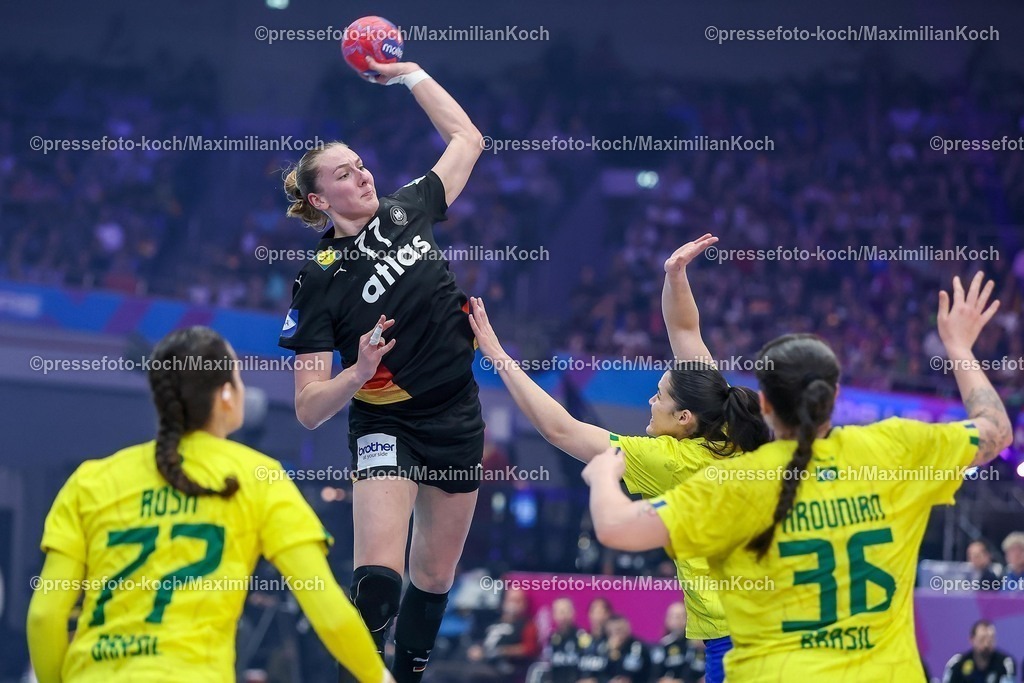 IHF09122502017 | 09.12.2025, Handball WM Frauen, Viertelfinale, Deutschland - Brasilien, 27th IHF Women's Handball World Championship, Westfalenhalle Dortmund: Viola Leuchter (GER #77) wirft über Kelly De Abreu Rosa (Brasilien #77) und Marcela Arounian (Brasilien #36) 