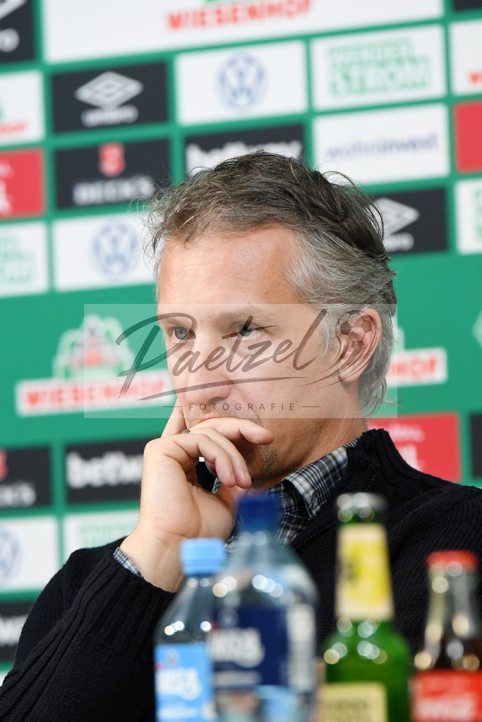 20200212_PKBREM_0017 | Fussball, Herren: Geschaeftsfuehrer Fussball Frank Baumann (SV Werder Bremen) schaut waehrend der Pressekonferenz des SV Werder Bremen auf dem wohninvest Weserstadion am 12.02.2020 in Bremen, Deutschland. - Realisiert mit Pictrs.com