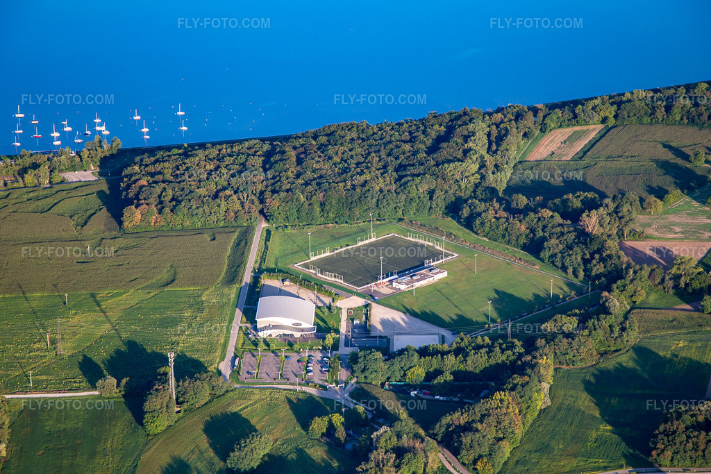 Aerial view: POC ARENA Complexe sportif du Langensand Terrain de football du Langensand in Plobsheim in the state Bas-Rhin, France. – Photo: IMG_137878.jpg taken on 08/18/2023 by Werner Riehm/FLY-FOTO.com – Resolution of the original: 5099 x 3400 px – Handball | POC Plobsheim Olympique Club de Handball | Alsace