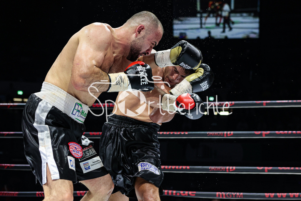 Profi - Box - Gala / Main Event | Shefat ISUFI (Schwarz Weisse Hose) im WBF Titelkampf gegen Hernan David PEREZ (Schwarze Hose)