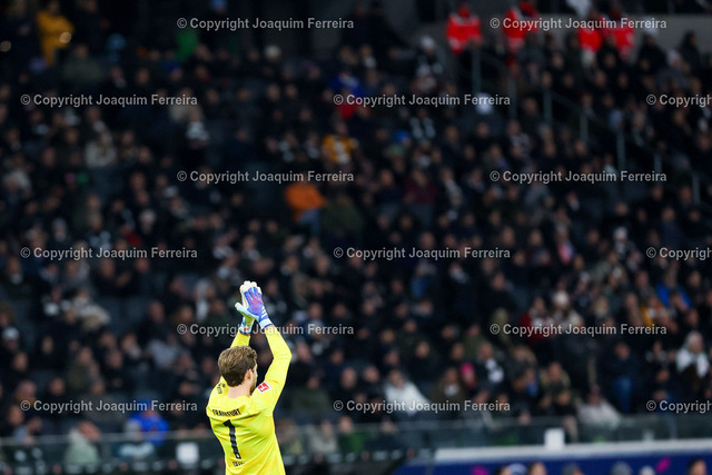 2023.12.20_sge_1061 | 20.12.2023 Fussball 1.Bundesliga 16.Spieltag Eintracht Frankfurt - Borussia Mönchengladbach v.l.,goalkeeper, Torwart Kevin Trapp (Eintracht Frankfurt) bedankt sich bei den Fans, bedanken, Dank - Realisiert mit Pictrs.com