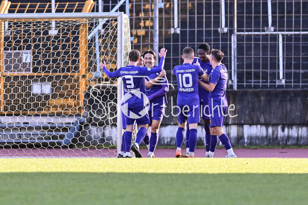 TSV Schwaben Augsburg - FC Bayern Amateure | AUGSBURG, GERMANY - 29. NOVEMBER: Jubel nach dem Treffer zum 2-0 durch Achitpol KEEREEROM (TSV Schwaben Augsburg 29) / Tor / Torschuetze / Freude / Happy beim Ligaspiel zwischen dem TSV Schwaben Augsburg und den Amateuren des FC Bayern am 20. Spieltag der Regionalliga Bayern im Rosenaustadion