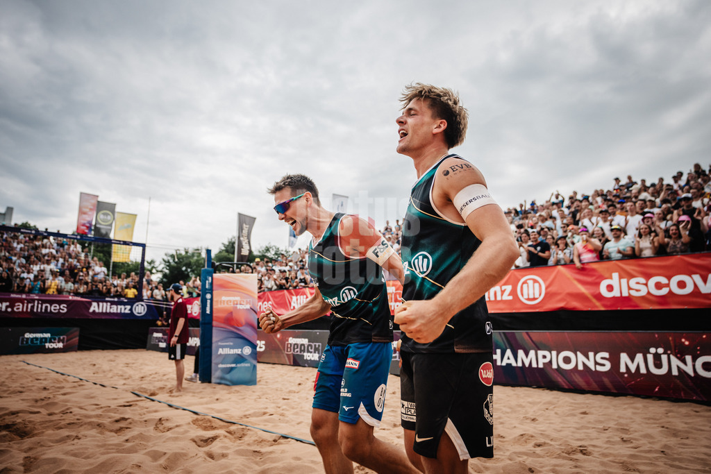 Beachvolleyball | Männer | Allianz German Beach Tour 2025 | Tourstop München | 06.07.2025 | v.l. David Poniewaz und Luis Kubo jubeln nach dem Turniersieg