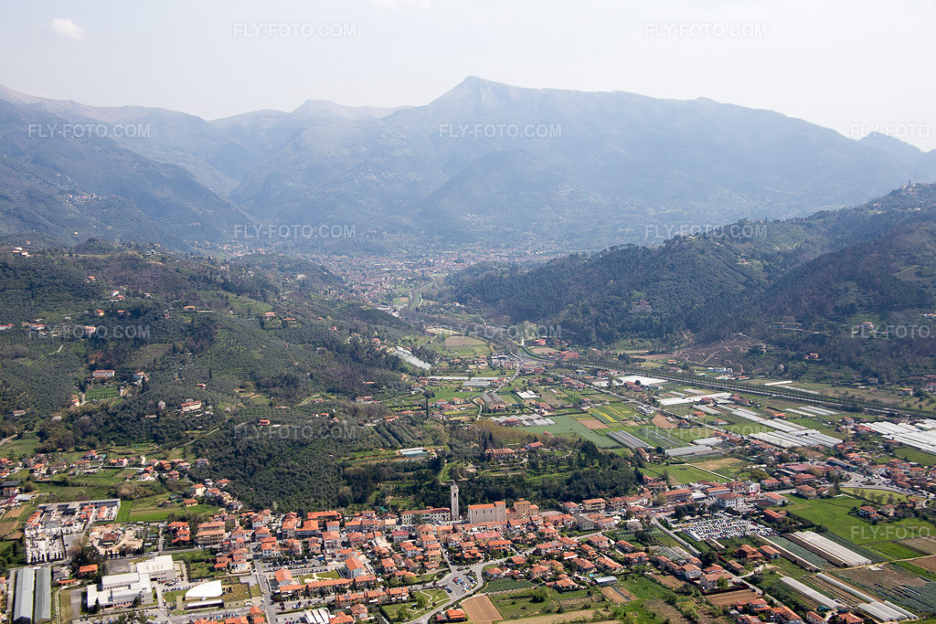 Aerial view: View of the town in Capezzano Pianore in the state Tuscany, Italy. – Photo: IMG_087211.jpg taken on 04/04/2016 by Werner Riehm/FLY-FOTO.com – Resolution of the original: 5472 x 3648 px