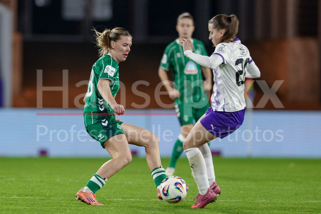 Fussball, Google Pixel Frauen-Bundesliga, SGS Essen - SV Werder Bremen | v.li.: Juliane Wirtz (SV Werder Bremen, 28) und Leonie Köpp (SGS Essen, 20) im Zweikampf, Duell, Dynamik, Aktion, Action, Spielszene, DIE DFB-RICHTLINIEN UNTERSAGEN JEGLICHE NUTZUNG VON FOTOS ALS SEQUENZBILDER UND/ODER VIDEOÄHNLICHE FOTOSTRECKEN. DFB REGULATIONS PROHIBIT ANY USE OF PHOTOGRAPHS AS IMAGE SEQUENCES AND/OR QUASI-VIDEO.