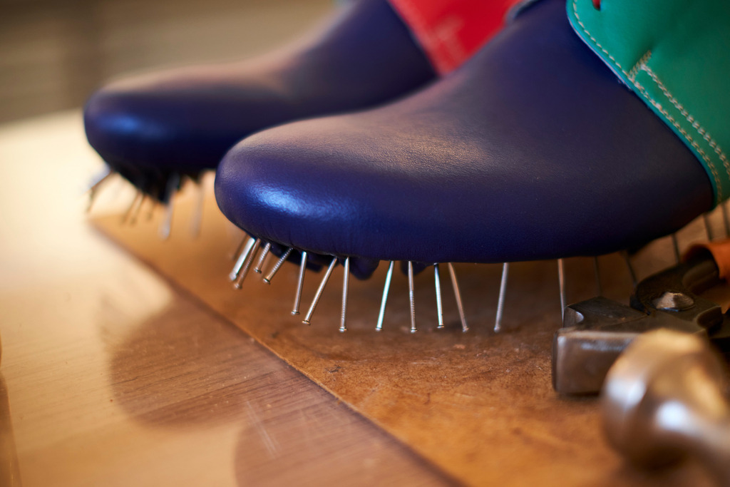 Handgemachte Schuhe in der Werkstatt | Neumarkt an der Raab, Austria - September 18, 2021: Bednar und Strunz, handgemachte Schuhe in der Werkstatt. - Realisiert mit Pictrs.com