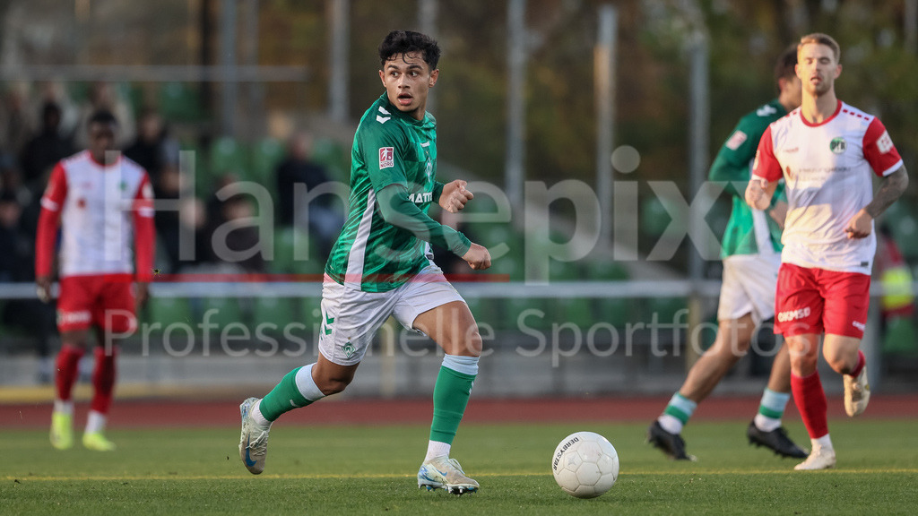Fussball, Regionalliga Nord, SV Werder Bremen II - VfB Lübeck | v.li.: Ricardo-Felipe Schwarz (SV Werder Bremen II, 6) am Ball, Einzelbild, Ganzkörper, Aktion, Action, Spielszene