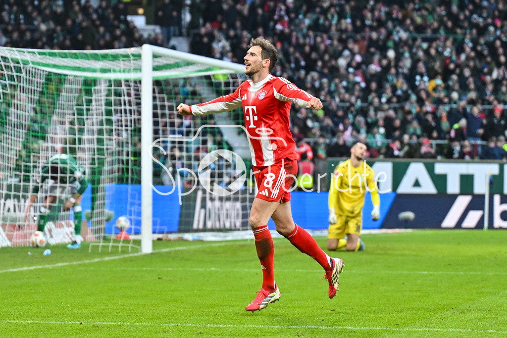 SV Werder Bremen - FC Bayern München | BREMEN, GERMANY - 14. FEBRUARY: Jubel der Bayern nach dem Treffer zum 0-3 durch Harry Leon GORETZKA (FC Bayern Munich 8)  Tor / Torschuetze / Freude / Happy während dem Bundesligamatch zwischen dem SV Werder Bremen und dem FC Bayern München am 22. Spieltag im Weserstadion / DFL REGULATIONS PROHIBIT ANY USE OF PHOTOGRAPHS AS IMAGE SEQUENCES AND/OR QUASI-VIDEO