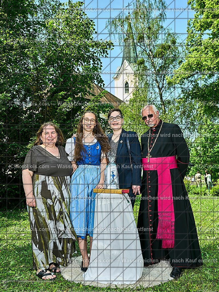 ALP2723_Pfarrfirmung Wieselburg_Firmling-Pate-Firmspender | (C)FotoLois.com, Alois Spandl, Pfarrfirmung in Wieselburg mit Firmspender Eduard Gruber (ehemaliger Generalvikar der Diözese St. Pölten), Firmling, Pate mit Firmspender und Familie, Sa 3. Juni 2023.