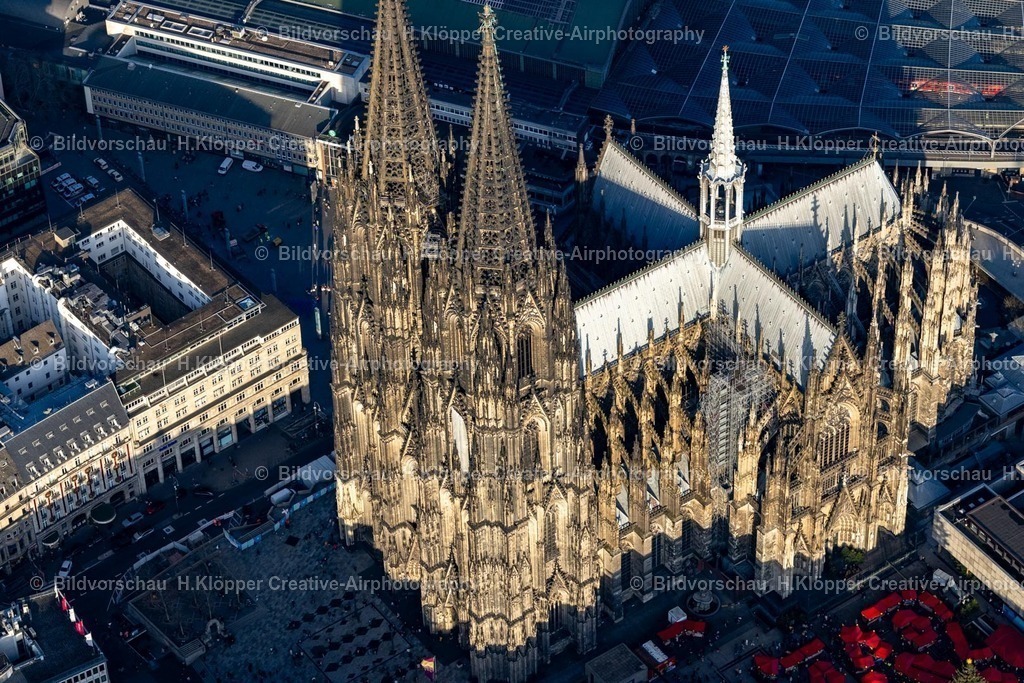 Luftbilder Köln-7845 | UNESCO- Weltkulturerbe Kirchengebäude " Kölner Dom " im Altstadt- Zentrum der Innenstadt im Ortsteil Innenstadt in Köln im Bundesland Nordrhein-Westfalen - NRW, Deutschland. - Realisiert mit Pictrs.com