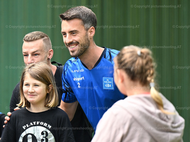 mikovits-20240507-0018 | Image shows Fabio Strauss (BWL) during a selfie, PK LASK, Sport, Bundesliga, Fußball /Foto: Albert Mikovits Datum 20240507