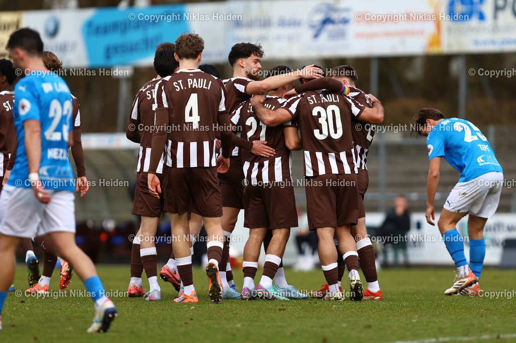 NH_FCStPauliU23_BWLohne_RegionalligaNord_01032026 | #30 Nikky Goguadze (FC St. Pauli U23) bejubelt zusammen mit seinen Teamkollegen seinen Treffer zum 1:0:Fußball I Herren I Regionalliga Nord I Saison 2025-2026 I 24. Spieltag I FC St. Pauli U23 - Blau-Weiß Lohne I 01.03.2026 I Edmund-Plambeck-Stadion