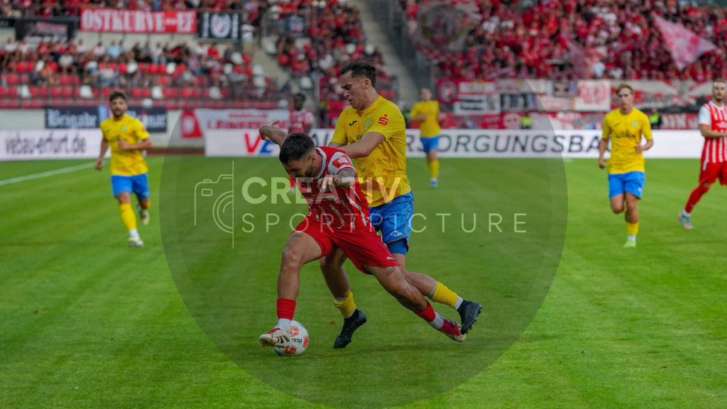 Fußball, Herren, Saison 2025/2026, Regionalliga Nordost, 1. Spieltag, FC Rot-Weiß Erfurt vs. FSV 63 Luckenwalde, Freitag 25.07.2025, Steigerwaldstadion Erfurt, | Fußball, Herren, Saison 2025/2026, Regionalliga Nordost, 1. Spieltag, FC Rot-Weiß Erfurt vs. FSV 63 Luckenwalde, Freitag 25.07.2025, Steigerwaldstadion Erfurt, Im Bild: Simon Gollnack (r. Luckenwalde) und Sofiane Ikene (l. Erfurt) - Realisiert mit Pictrs.com
