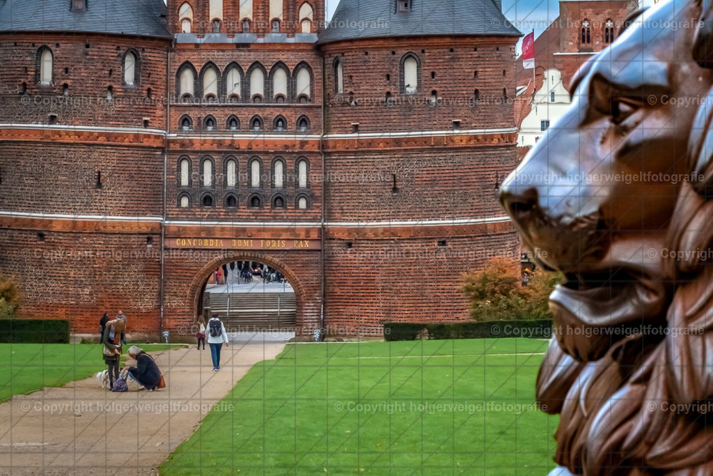 Holstentor | Kaufen sie online außergewöhnliche Fotografien auf Leinwand Acrylglas Fotoprint Aludibond von holgerweigeltfotografie - Realisiert mit Pictrs.com