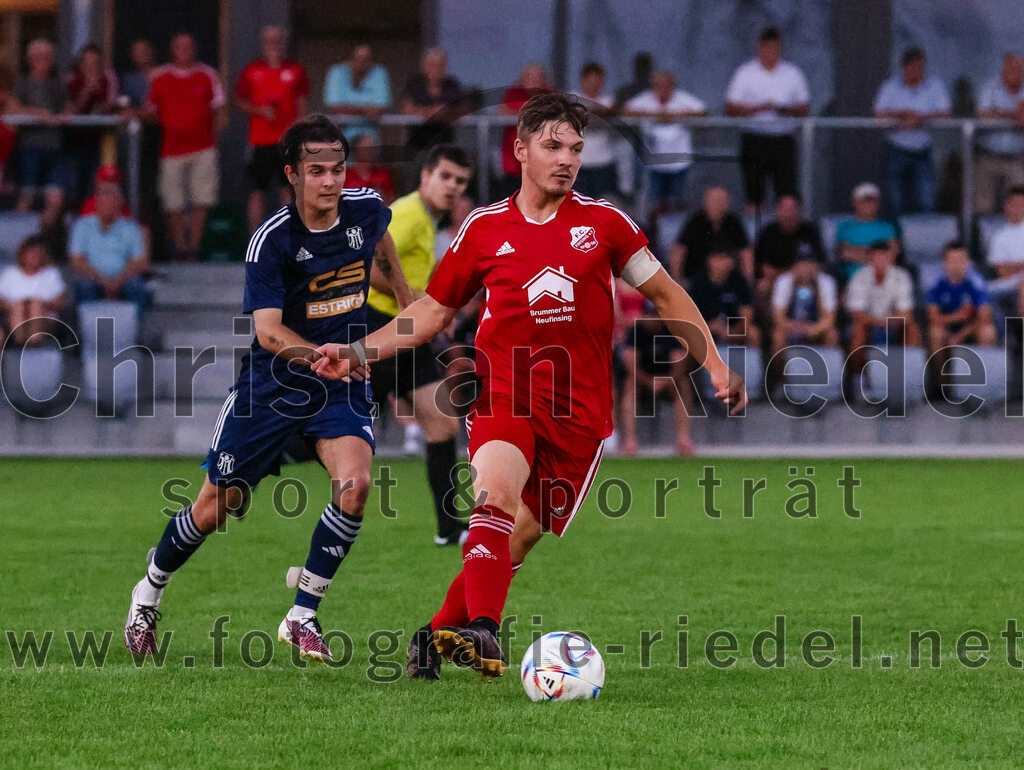 2023-08-22_046_FC_Finsing_gegen_SC_Moosen-Vils | Finsing, Deutschland, 22.08.2023:
Fußball, Kreisliga 2023 / 2024, 5. Spieltag, FC Finsing gegen SC Moosen/Vils, Endergebnis: 5:0

Marko Kaltner (SC Moosen/Vils, #8), Leonhard Hölzl (FC Finsing, #5)

Foto: Christian Riedel / fotografie-riedel.net