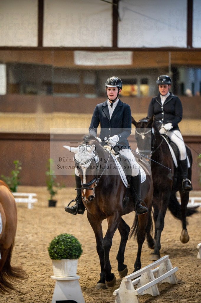 Hallenreittunier Voxtrup 2023 | Entdecke hochwertige Reitturnierfotos von Foto Oger. Professionell, emotional und authentisch – jetzt Lieblingsmomente im Shop bestellen. - Realisiert mit Pictrs.com