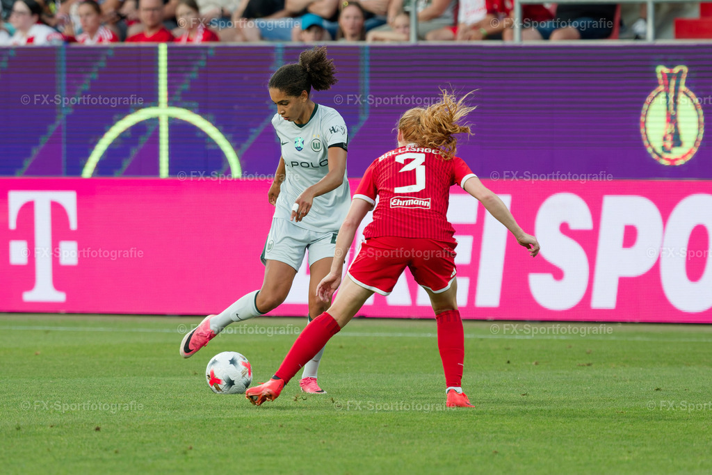 Supercup-Frauen-Bayern-Muenchen-vs-VfL-Wolfsburg 040 | Sportfotos und Eventgalerien von FX-Sportfotografie. Bilder von Fußball, Vereinsveranstaltungen und Events direkt ansehen und als Download bestellen. - Realisiert mit Pictrs.com