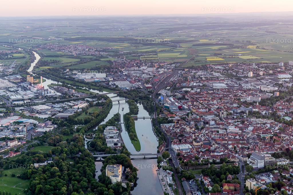 Luftbild: Stadtansicht am Ufer des Flußverlaufes des Main in Schweinfurt im Bundesland Bayern in Deutschland. Foto: IMG_100223.jpg vom 26.05.2017 durch Werner Riehm/FLY-FOTO.de