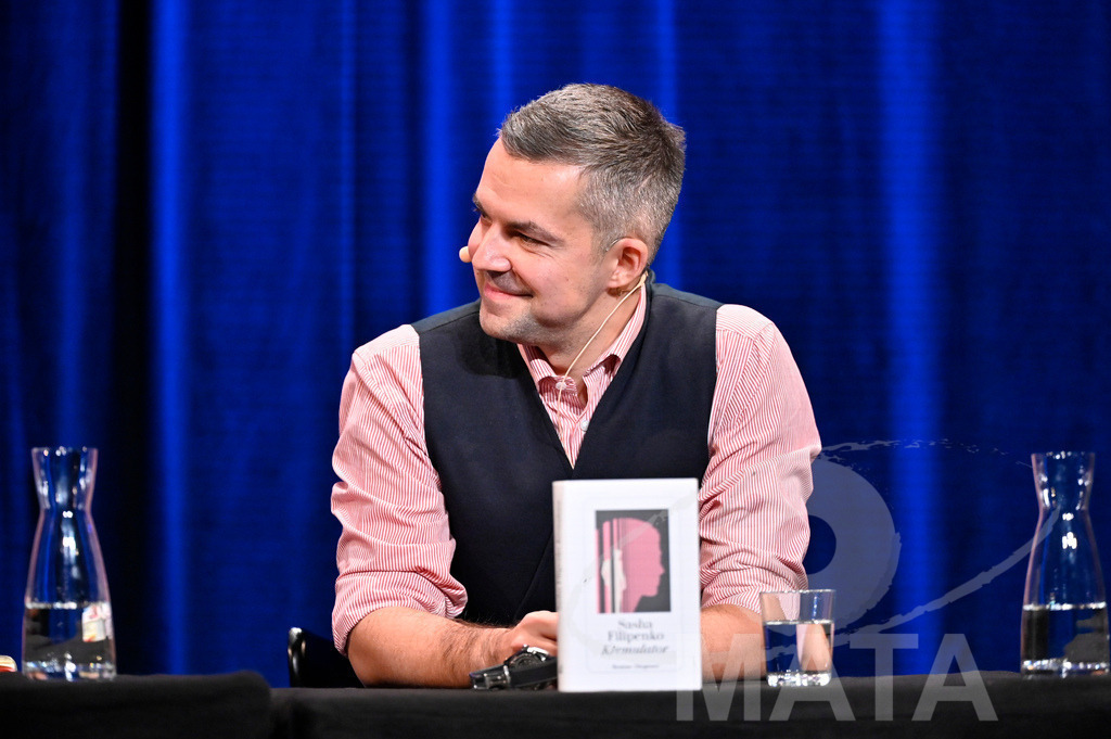 _DWA5827 | Sasha Filipenko bei der lit.Cologne 2023 Veranstaltung 'Kremulator: eine Geschichte aus Russland' im Comedia Theater. Köln, 09.03.2023 - Realisiert mit Pictrs.com