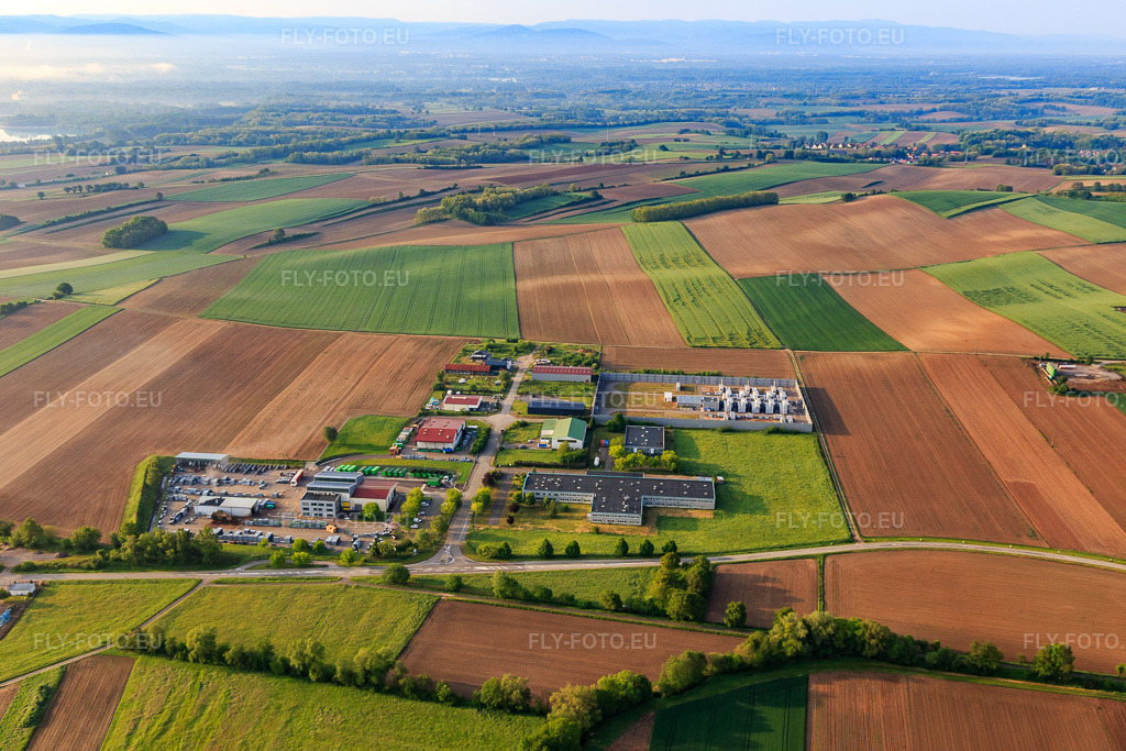 Vue aérienne: Parc industriel ZA Kiesweg avec le centre de données IONOS, GARAGE MODERY et PROFIL ALSACE à Niederlauterbach dans le département Bas Rhin, France – .Photo: IMG_113988.jpg prise le 23/05/2019 par Werner Riehm/FLY-FOTO.eu – Résolution de l'original: 5472 x 3648 px – GARAGE MODERY – Profil Alsace S.A.S