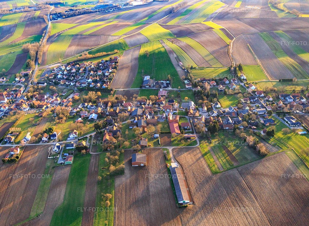 Aerial view: View of the town from the north in Wintzenbach in the state Bas-Rhin, France. – Photo: IMG_086031.jpg taken on 02/06/2016 by Werner Riehm/FLY-FOTO.com – Resolution of the original: 4996 x 3648 px