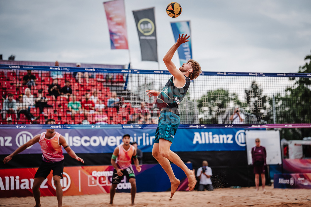 Beachvolleyball | Männer | Allianz German Beach Tour 2025 | Tourstop München | 10.07.2025 | Luis Henrichs beim Angriff