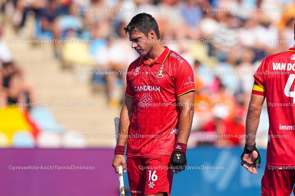xydrx12082502031 | 12.08.2025, xydrx, Herren EuroHockey Championship 2025, Gruppenphase, Gruppe A, Spanien - Belgien, Sparkassenpark Mönchengladbach: Alexander Hendrickx (BEL #16) schaut entäuschtt zu boden