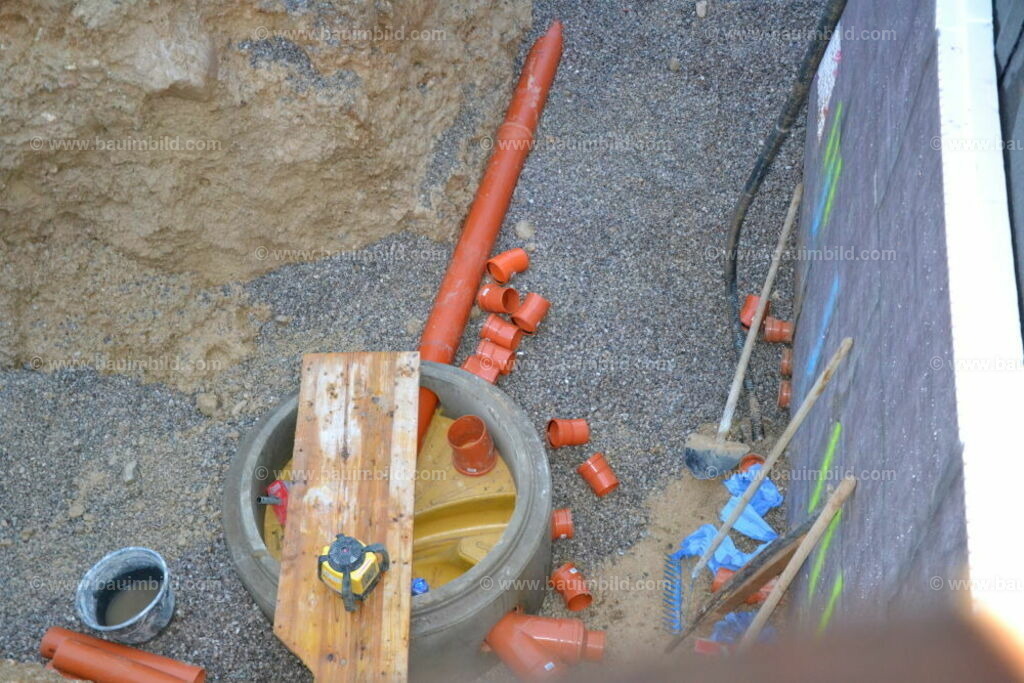 bib-lg03-abwasserkanal-0060 | Nach LV-Leistungsgruppen sortierte Detailfotos über den Bau eines Hauses. Alle Hausbau-Bilder direkt vom Urheber und Autor der Website Haus-Selber-Bauen.com