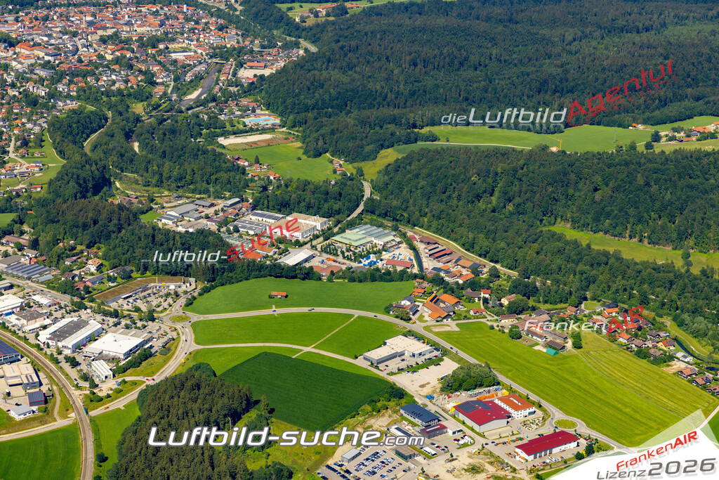 Aktuelles Luftbild von Gewerbegebiet Traunstein - Die Luftaufnahme wurde 2022 mittels UL-Flugzeug erstellt ( keine Drohne ) - hochauflösende Kamera-Systeme von  Canon -Beste Qualität - Für grossformatige Ausdrucke geeignet. Die Geschenkidee !